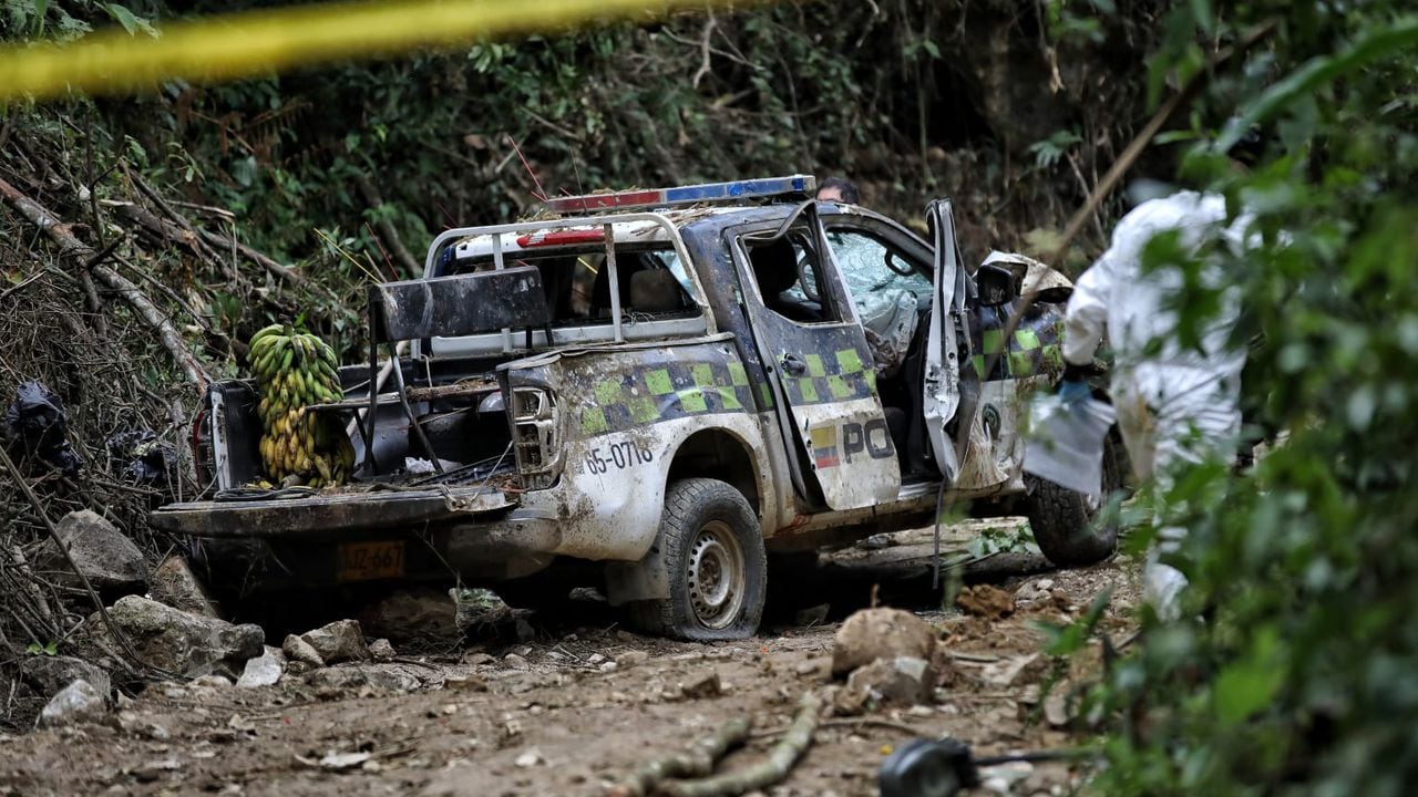 Levantamiento cuerpos y pruebas fiscalía atentado policías Huila