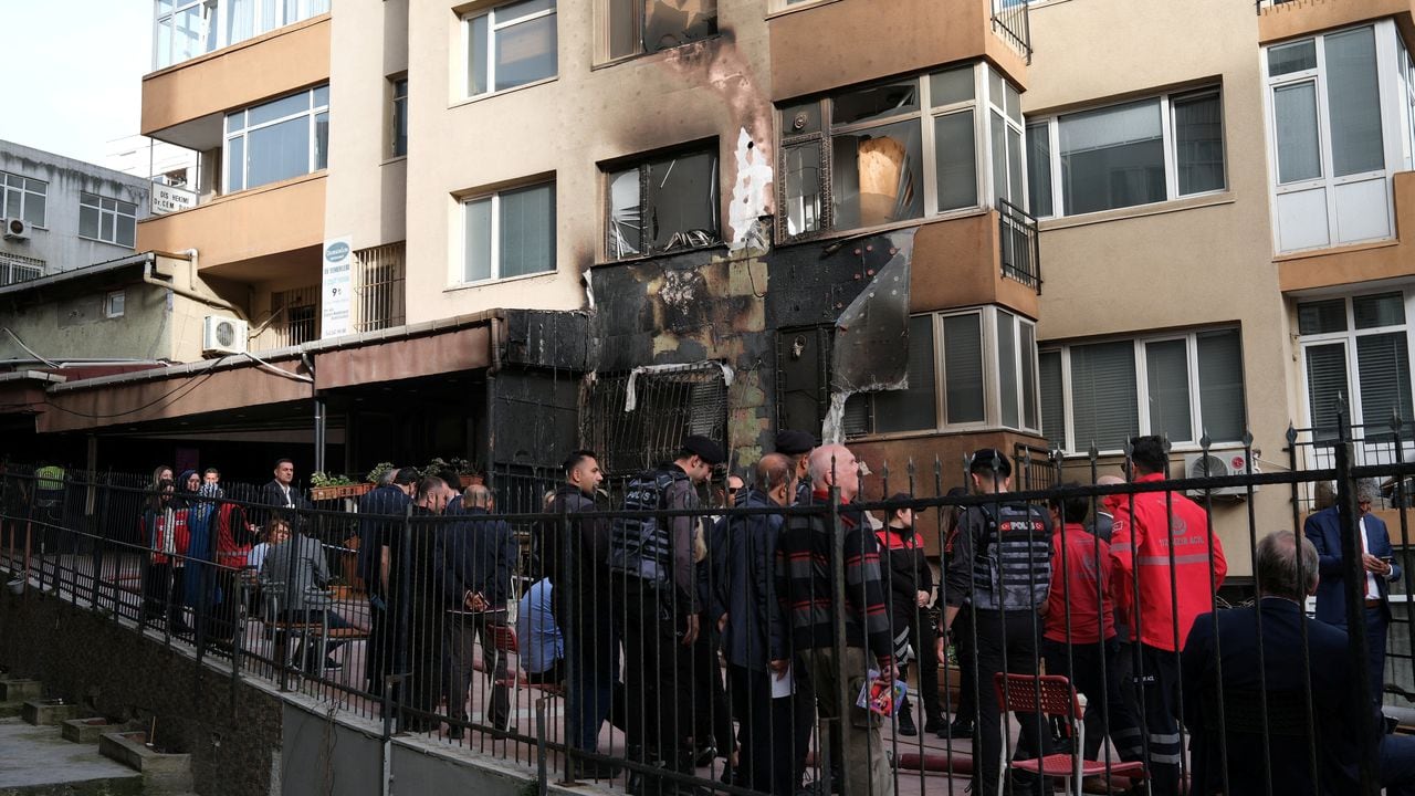 Oficiales de policía y rescatistas se encuentran frente a un edificio donde se produjo un incendio durante los trabajos de renovación diurnos en un club nocturno en Estambul, Turquía, el 2 de abril de 2024.