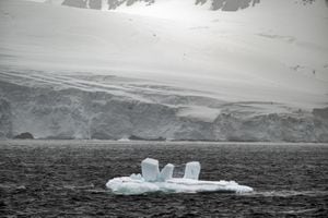 Se ven icebergs derritiéndose en la isla Horseshoe mientras los científicos turcos realizan trabajo de campo en la isla Horseshoe dentro de la 7ma Expedición Científica Antártica Nacional bajo la coordinación del Instituto de Investigación Polar MAM del Consejo de Investigación Científica y Tecnológica de Turkiye