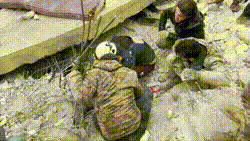 Equipos de rescate siguen con la esperanza de encontrar supervivientes bajos los escombros, tras el sismo en Turquía y Siria.