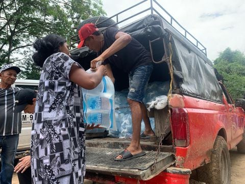Entrega de agua por parte del ICBF a comunidades vulnerables de La Guajira.