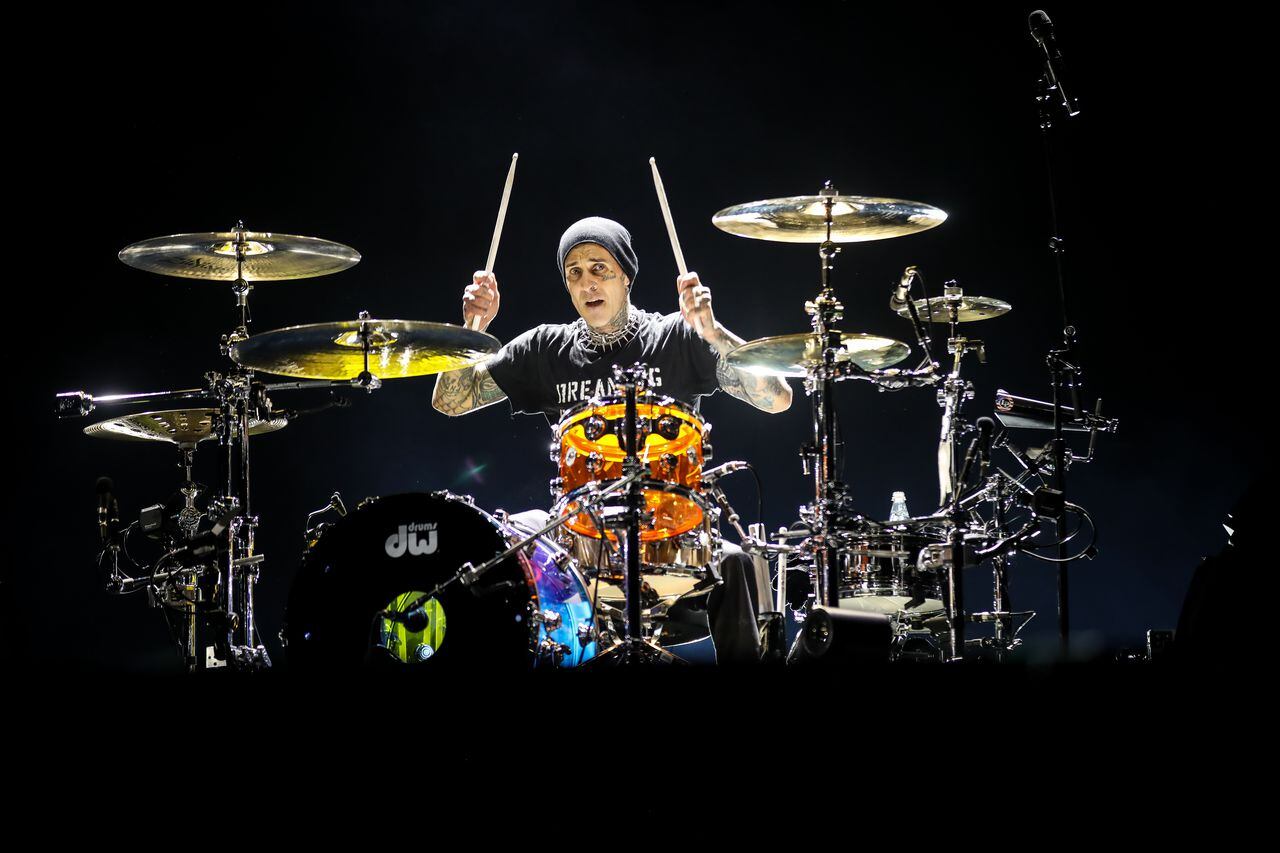 Travis Barker de Blink-182 demostró porqué tantos bateristas lo querían ver tocar. También, que el dedo que lo mantuvo lejos de Latinoamérica en 2023 ha sanado perfectamente.