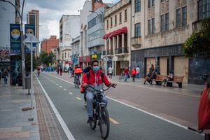 Mensajeros de entrega de aplicaciones como Rappi, Domicilios.com Ifood y Uber se desplazan diariamente con entregas mientras la ciudad de Bogotá enfrenta una cuarentena de 3 días, de viernes a lunes en Bogotá, Colombia, el 16 de abril de 2021 después de que la ciudad ingresara en un código rojo de emergencia. debido a las ocupaciones de camas de UCI por la nueva pandemia de coronavirus COVID-19. (Foto de Sebastian Barros / NurPhoto a través de Getty Images)