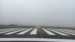 Banco de niebla sobre la pista del aeropuerto José María Córdova.