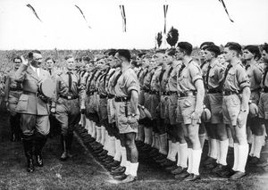 Adolf Hitler y Rudolf Hess saludan a las juventudes hitlerianas en 1938.
