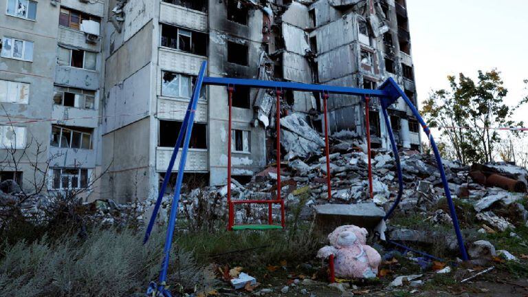 Departamentos destruidos en Járkov, Ucrania. Kiev señala a Irán de suministrar armamento a Rusia.
