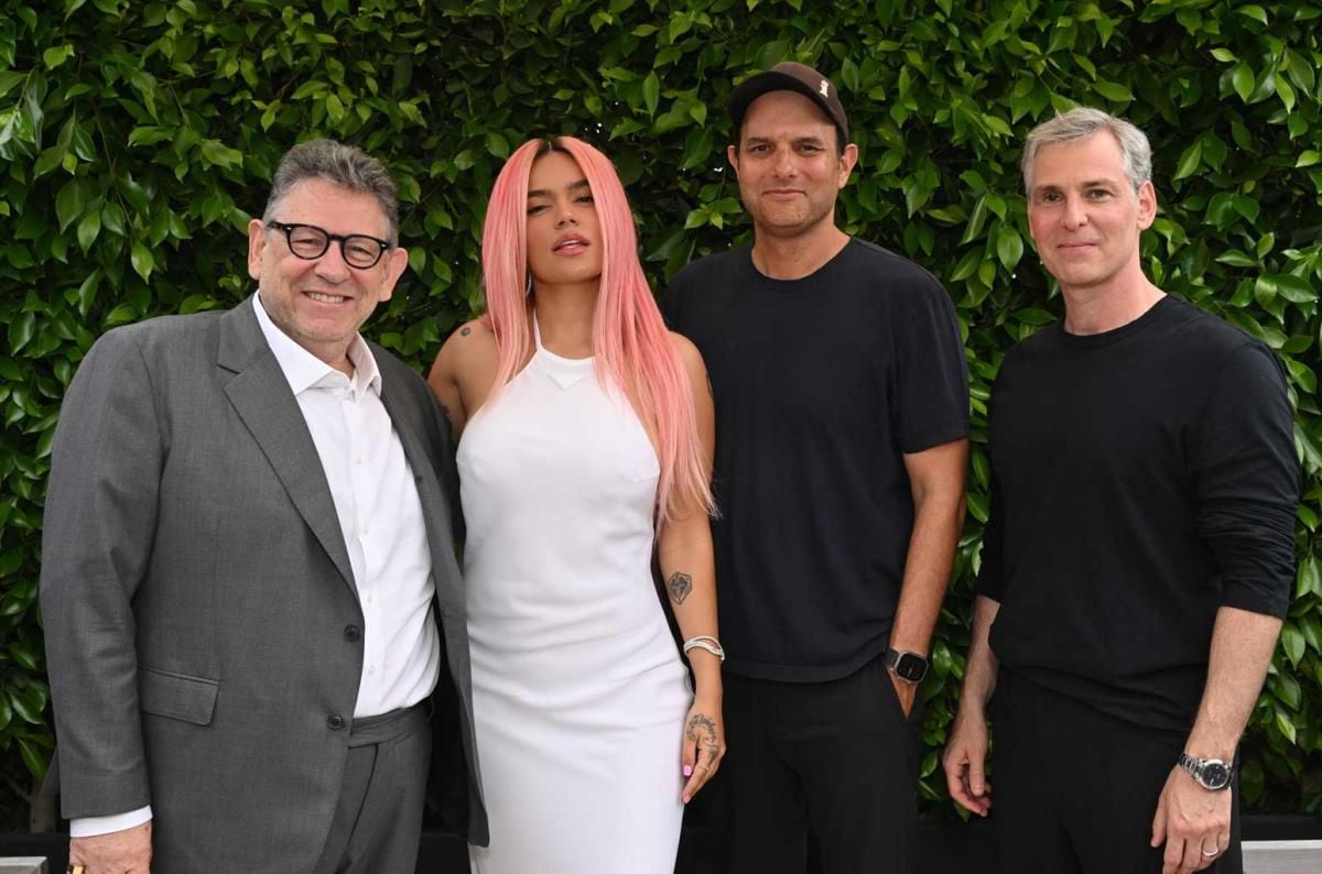 Karol G junto a los ejecutivos de Interscope Records, su nueva casa disquera.