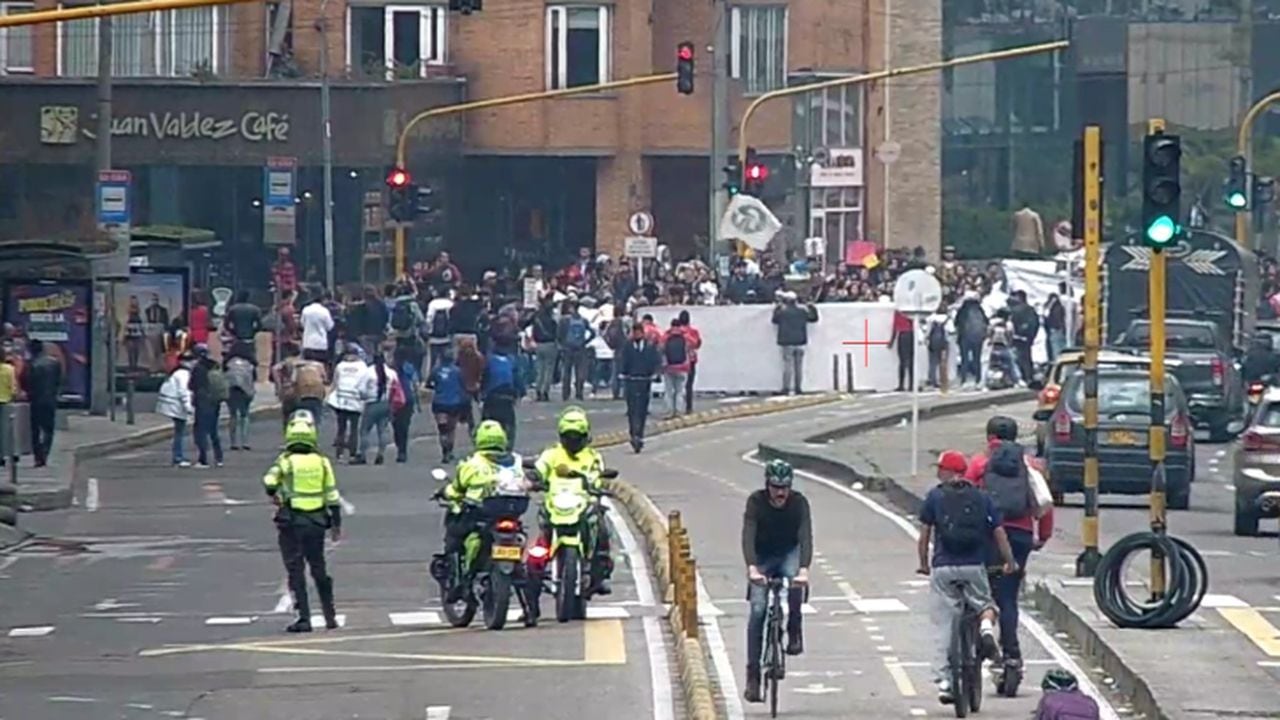 Protestas de estudiantes de la Universidad Pedagógica en Bogotá avanzan por la carrera Séptima hacia el Parque Nacional.