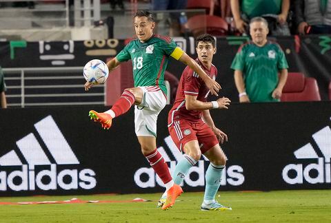 Los jugadores Stefan Medina de Colombia y José Guardao disputan un balón, en un amistoso en septiembre del 2022, que ganó Colombia 2-3.