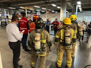 Unidades del Cuerpo Oficial de Bomberos Medellín atendieron incidente por material desconocido en las instalaciones de la Personería de Medellín.