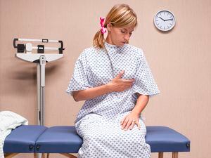 Mujer realizando autoexamen de seno.