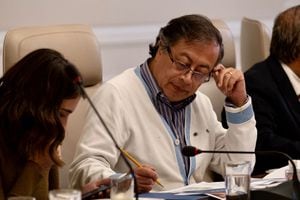 Presidente Gustavo Petro en la Casa de Nariño evaluando el proyecto del Metro de Bogotá.