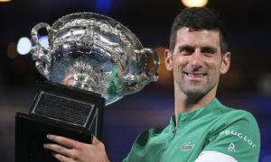 Novak Djokovic posa con el trofeo de campeón del Abierto de Australia tras derrotar a Daniil Medvedev en la final, el domingo 21 de febrero de 2021. (AP Foto/Andy Brownbill, archivo)