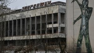 Una fotografía de archivo tomada el 8 de diciembre de 2020 muestra un grafiti en la pared de un edificio en la plaza central de la ciudad fantasma de Pripyat, no lejos de la planta de energía nuclear de Chernobyl.