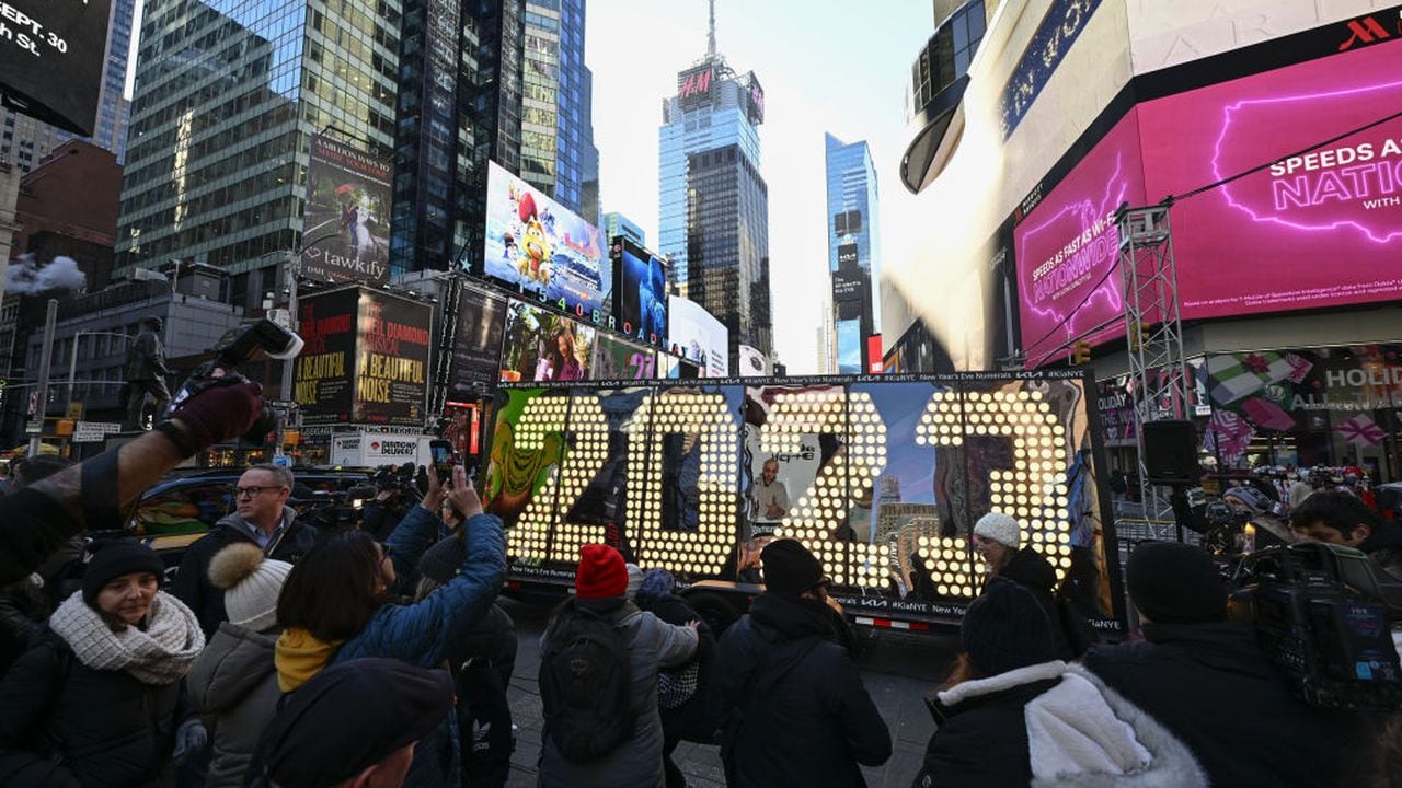 Los números "2023" de la víspera de Año Nuevo llegaron a la mundialmente famosa Times Square de Nueva York en Nueva York, Estados Unidos, el 20 de diciembre de 2022. Solo unos días antes del año nuevo, los preparativos para la víspera de Año Nuevo Las celebraciones continúan con mucha ilusión. Los números que se encenderán a la medianoche del 31 de diciembre fueron llevados a la ciudad. (Foto de Fatih Aktas/Agencia Anadolu a través de Getty Images)