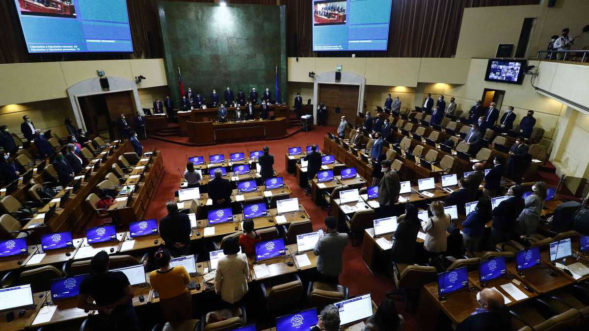 Los diputados fueron seleccionados en un sorteo realizado en el Congreso, ubicado en el puerto de Valparaíso (120 km al oeste de Santiago), en la puesta en marcha del nuevo reglamento del control de consumo de drogas de la Cámara Baja aprobado en julio pasado.