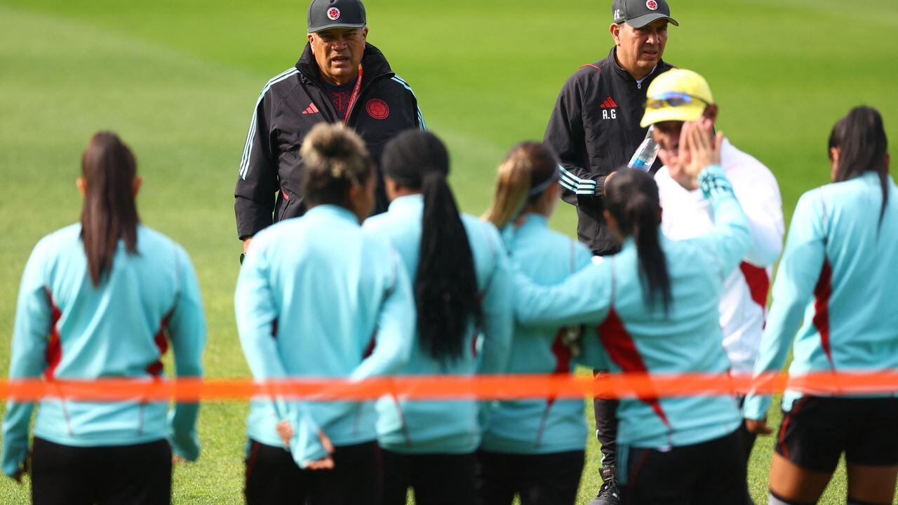 Soccer Football - FIFA Women’s World Cup Australia and New Zealand 2023 - Group H - Colombia Training - Leichhardt Oval, Sydney, Australia - July 29, 2023 Colombia players with coach Nelson Abadia during training REUTERS/Carl Recine