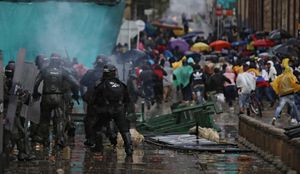 Enfrentamiento entre el Esmad y manifestantes en la  plaza de Bolivar