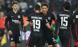 Rafael Santos Borré celebra con sus compañeros del Frankfurt tras el empate 1-1 parcial frente al Mönchengladbach