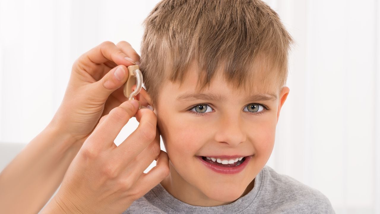 A un niño le adaptan un dispositivo auditivo. Imagen de referencia. Foto: Getty Images