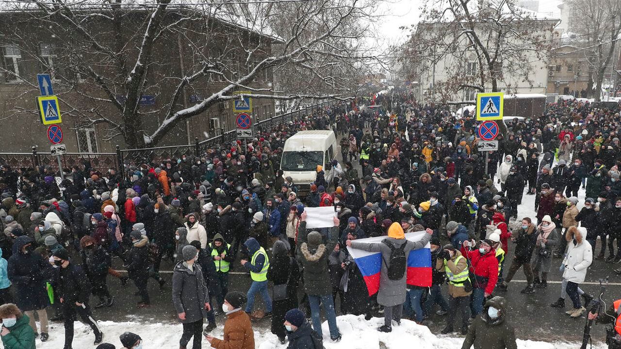 "¡Putin es un ladrón!", "¡Libertad!", gritaban decenas de manifestantes cruzando el centro de la capital rusa