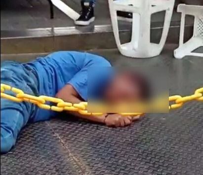El presunto ladrón quedó tendido en el piso tras sufrir varias heridas con puñal.