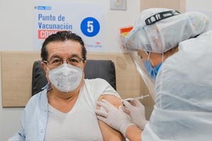 El ministro de Salud, Fernando Ruiz, recibió la vacuna contra la covid-19