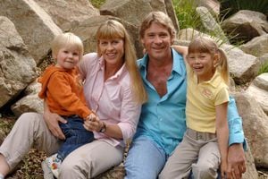 Steve Irwin posa con su familia en el zoológico de Australia el 19 de junio de 2006 en Beerwah, Australia. (Foto del zoológico de Australia a través de Getty Images)