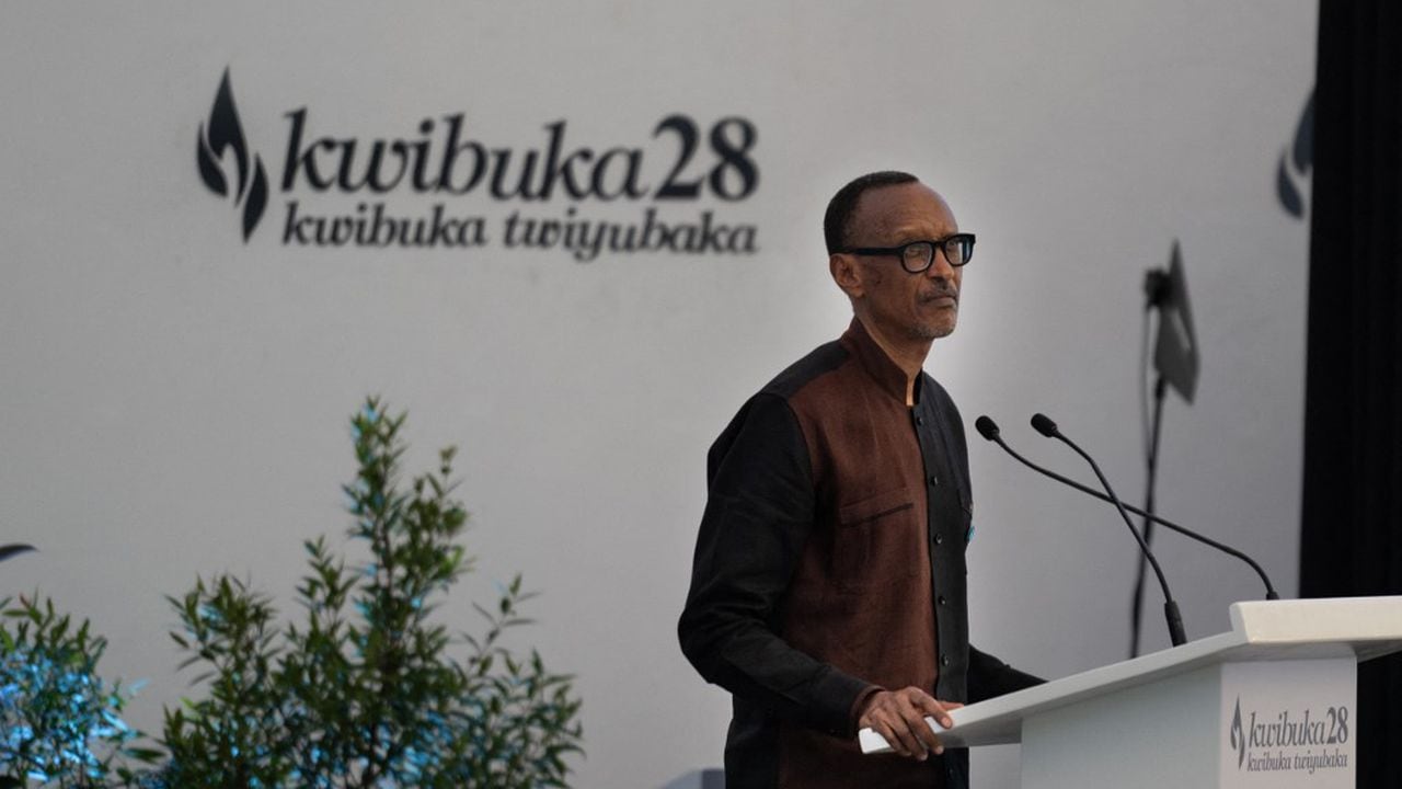 El presidente de Ruanda, Paul Kagame, pronuncia un discurso durante la ceremonia en el Memorial del Genocidio de Gisozi, Kigali, Ruanda, el 7 de abril de 2022 (Foto de Simon WOHLFAHRT / AFP)