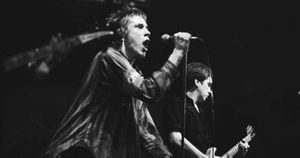 Sex Pistols en 1977, Johnny Rotten y Steve Jones. Foto: Koen Suyk.