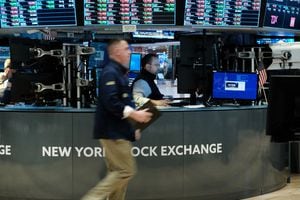 La sesión del lunes fue positiva en Wall Street, ya que el Dow Jones ganó un 0,27%; el  Nasdaq 1,31% y el S&P 500 un 0,71%.