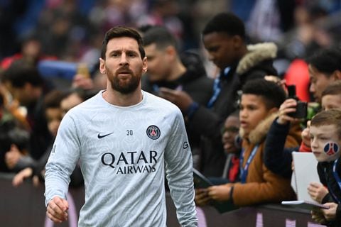 Paris Saint-Germain's Argentine forward Lionel Messi reacts during warm up prior to the  French L1 football match between Paris Saint-Germain (PSG) and Toulouse FC at the Parc des Princes stadium in Paris on February 4, 2023. (Photo by Alain JOCARD / AFP)