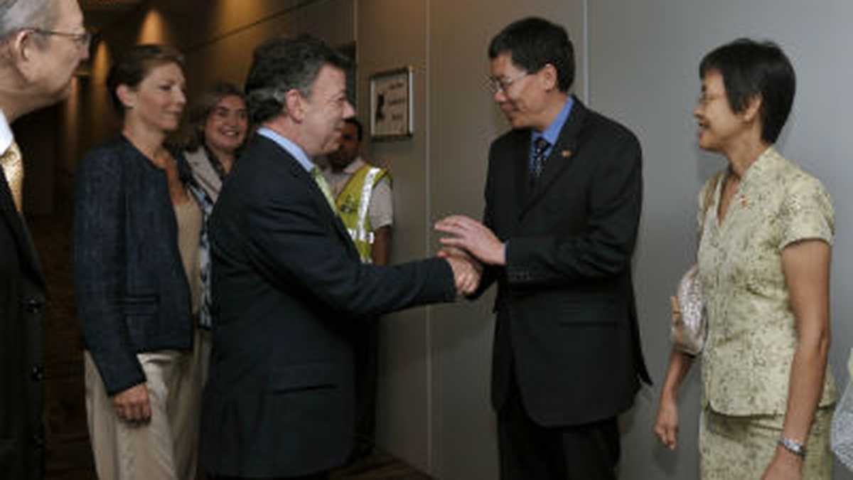 El presidente Juan Manuel Santos llegó este domingo a Singapur en visita de Estado. El mandatario fue recibido por el ministro de Transporte y ministro segundo de Relaciones Exteriores de esa nación asiática, Lui Tuck Yew.