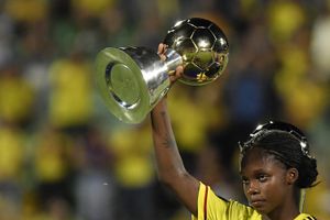 Linda Caicedo de Colombia recibe el premio a la mejor jugadora después del partido final entre Brasil y Colombia como parte de la CONMEBOL Copa América Femenina 2022 en el Estadio Alfonso López el 30 de julio de 2022 en Bucaramanga, Colombia.