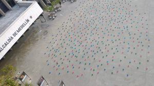 Cientos de platos plásticos vacíos fueron puestos en la entrada de la Alcaldía de Medellín, ubicada en La Alpujarra.