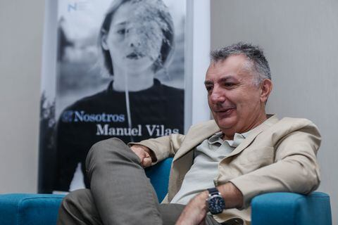 Manuel Vilas Vidal es un poeta y escritor español. Su novela más conocida es Ordesa.​ Fue finalista del Premio Planeta 2019 por su novela Alegría​ y ganador del Premio Nadal en 2023 por su novela Nosotros. (Colprensa - Camila Diaz)