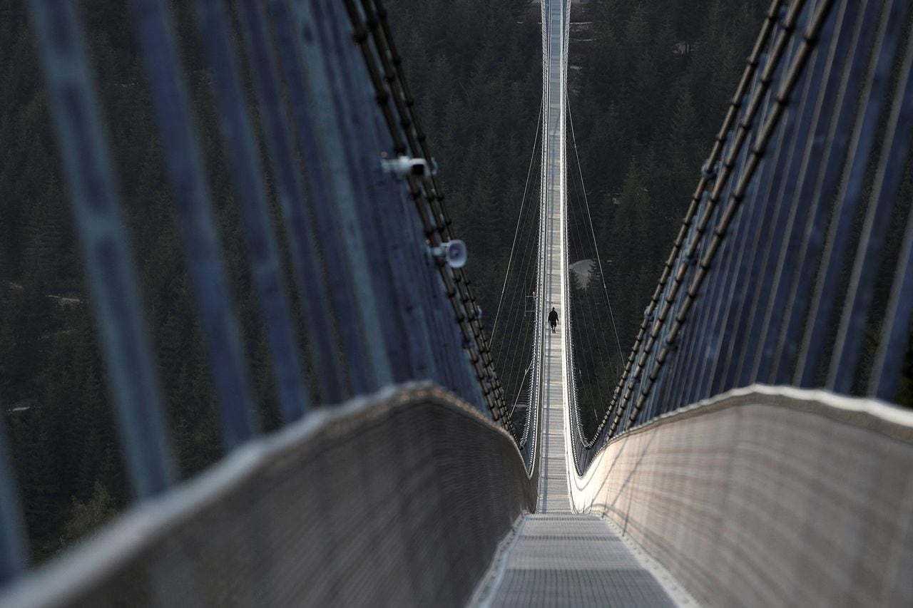 En imágenes: El puente colgante más largo del mundo recién inaugurado en Dolni Morava