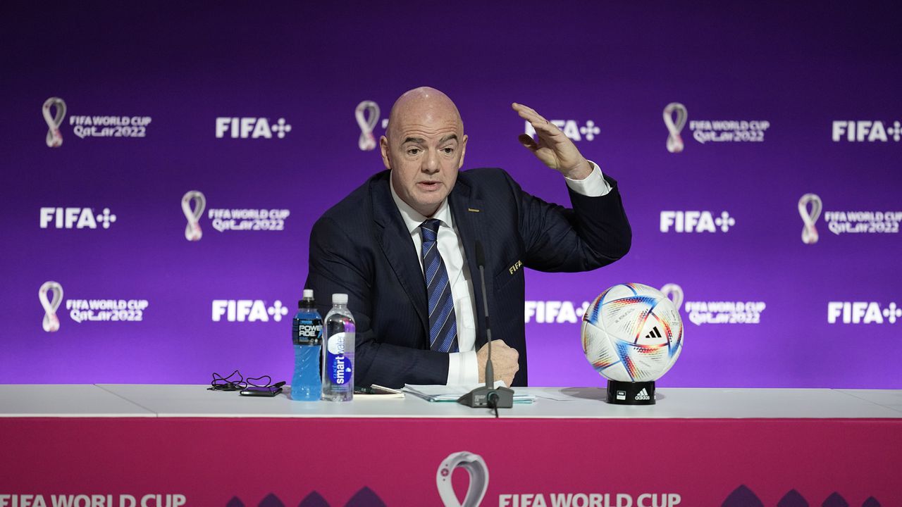 El presidente de la FIFA Gianni Infantino durante una rueda de prensa, el sábado 19 de noviembre de 2022, en Doha, Qatar. (AP Foto/Abbie Parr)