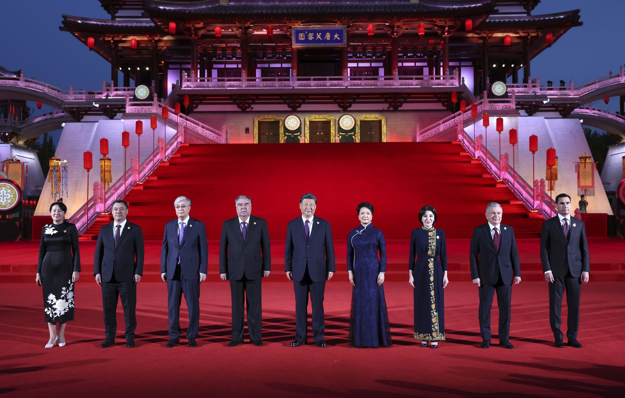 En esta foto publicada por la agencia de noticias Xinhua de China, el presidente chino, Xi Jinping, al centro, y su esposa Peng Liyuan, a la derecha, posan para una foto con los líderes de Asia Central en la Torre Ziyun en Xi'an, en la provincia noroccidental china de Shaanxi, el jueves. 18 de mayo de 2023.