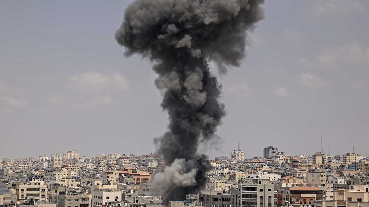 El humo sale de un ataque aéreo israelí en la ciudad de Gaza el 6 de agosto de 2022. - Israel golpeó Gaza con ataques aéreos y el grupo militante Jihad Islámico Palestino respondió con una andanada de cohetes, en la peor escalada de violencia en el territorio desde la guerra del año pasado. . Israel ha dicho que se vio obligado a lanzar una operación "preventiva" contra la Yihad Islámica, insistiendo en que el grupo estaba planeando un ataque inminente tras días de tensiones a lo largo de la frontera con Gaza. (Foto de MAHMUD JAMONES / AFP)