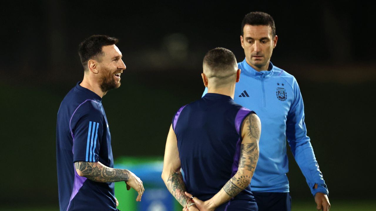 DOHA, QATAR - NOVEMBER 25: Lionel Messi of Argentina reacts with Lionel Scaloni, Head Coach of Argentina, during the Argentina MD-1 training session at Qatar University on November 25, 2022 in Doha, Qatar. (Photo by Getty Images/Robert Cianflone)