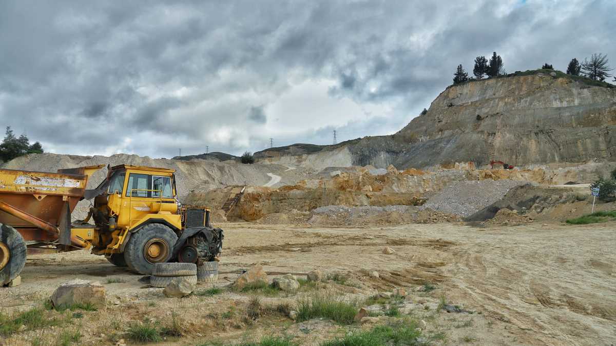 En la vía de Ciudadela Sucre, se descubrió una cantera en la que los trabajadores, aparentemente, realizaban una explotación minera en una zona de protección ambiental.