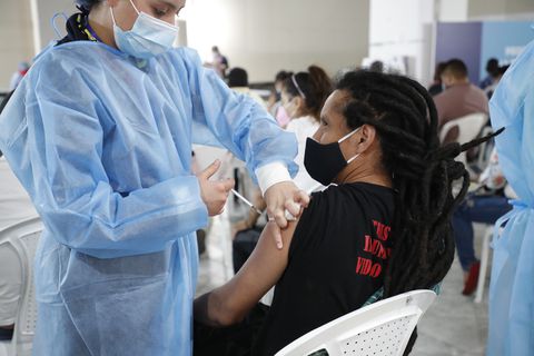 vacunación mayores de 35 años
Punto de vacunación en centros comerciales  vacuna contra covid 19 
Bogota julio 22 del  2021
 Foto Guillermo Torres Reina / Semana