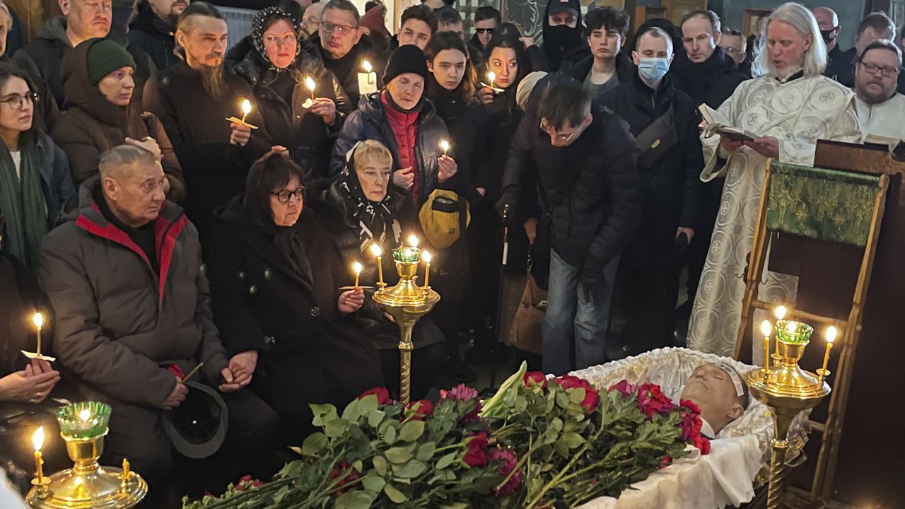 Familiares y amigos presentan sus últimos respetos al ataúd del líder de la oposición rusa Alexei Navalny en la Iglesia del Icono de la Madre de Dios Calma Mis Dolores, en Moscú, Rusia, el viernes 1 de marzo de 2024.