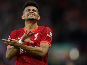 El mediocampista colombiano del Liverpool, Luis Díaz, reacciona durante el partido de ida de la semifinal de la Liga de Campeones de la UEFA entre Liverpool y Villarreal, en el Estadio Anfield, en Liverpool, el 27 de abril de 2022. (Foto de Oli SCARFF / AFP)