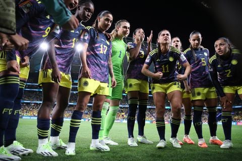 Soccer Football - FIFA Women’s World Cup Australia and New Zealand 2023 - Group H - Germany v Colombia - Sydney Football Stadium, Sydney, Australia - July 30, 2023 Colombia's Catalina Usme with teammates as players huddle on the pitch before the match REUTERS/Carl Recine