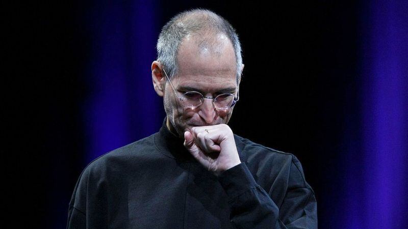 En 1997 Steve Jobs, respondió a un ataque en público utilizando la regla del silencio incómodo.