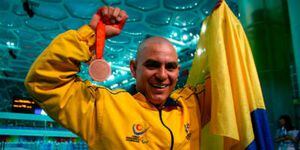 Sentado en su silla de ruedas, Moisés Fuentes arrancó su carrera en la vida y en la natación. Sus logros incluyen el séptimo puesto en Sydney 2000, el quinto en Atenas 2004, la medalla de bronce en Pekín 2008 y ahora la medalla de plata en Londres 2012 con un tiempo de 1:36.92.