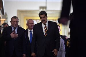 El presidente venezolano, Nicolás Maduro, junto al viceprimer ministro ruso, Yuri Borisov Caracas, el 16 de febrero de 2022. (Photo by Federico Parra / AFP)