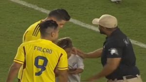 Falcao y James protegen a menor que buscaba fotografearse con ellos tras partido de la Selección Colombia en los Estados Unidos.